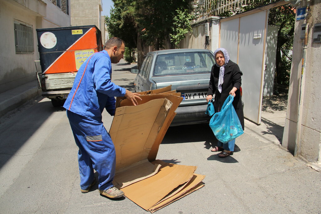 توزیع رایگان کیسههای پسماند بین شهروندان منطقه ۱۸