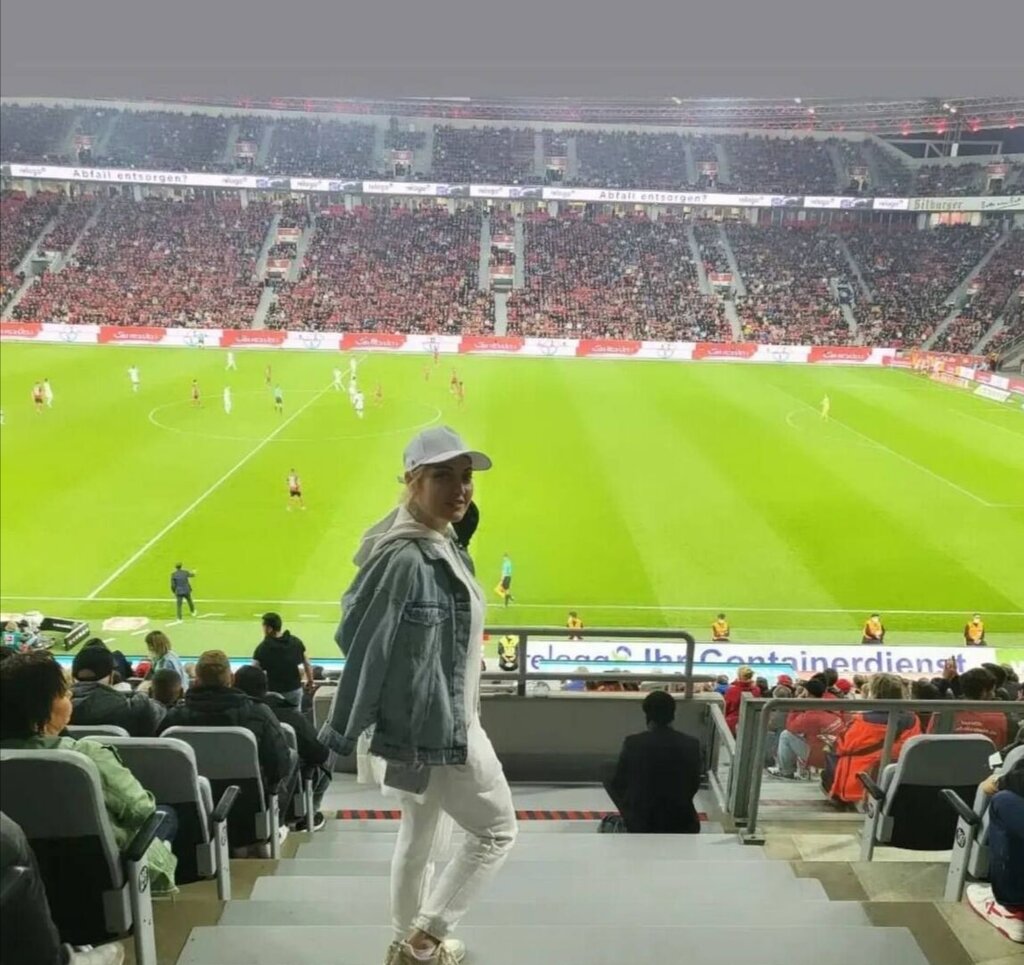 عکس| بازیگر زن سرشناس برای دیدن بازی سردار آزمون به ورزشگاه رفت