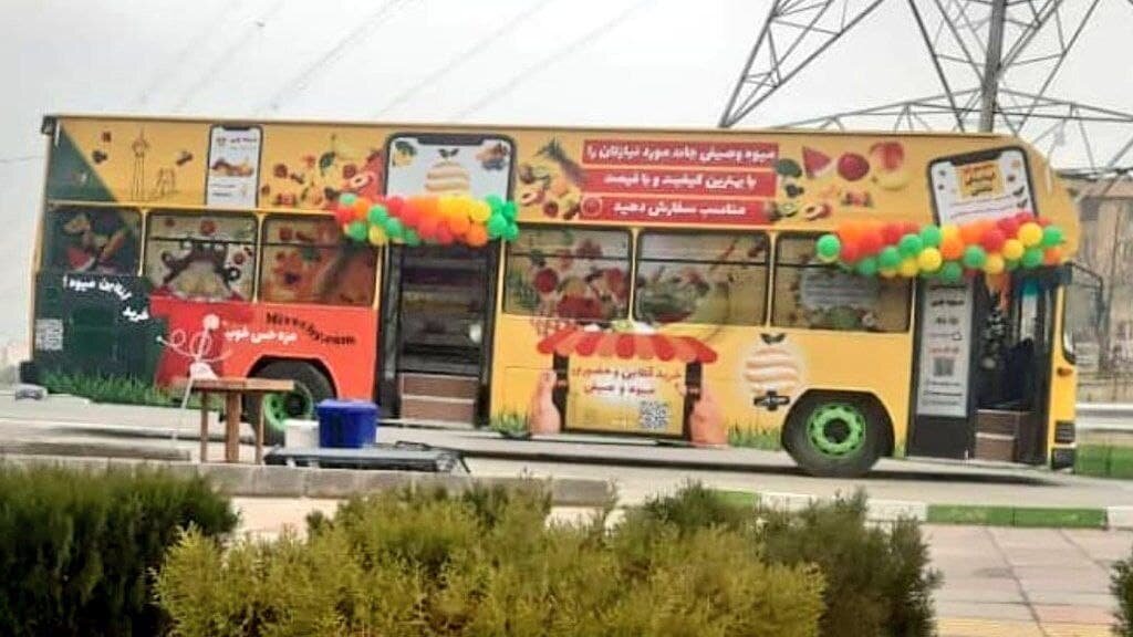 ایستگاه‌های سیار شکمی باید مجوز بگیرند | استقرار اتوبوس میوه و نان در غرب تهران