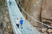 تصاویر | رفتن روی این پل دل شیر می‌خواهد | پل معلق تمام شیشه‌ای شهر هیر در اردبیل را ببینید