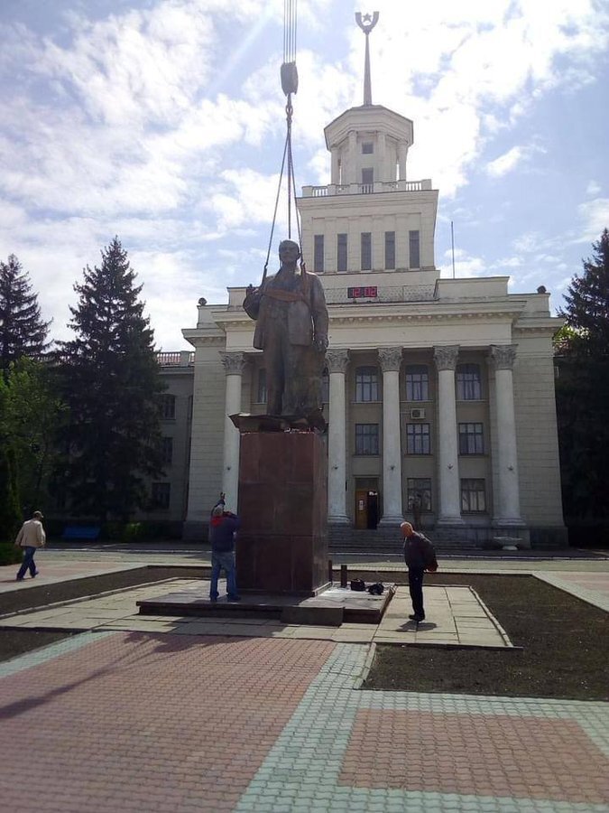 نصب مجسمه لنین در یکی از میدان‌های شهر خرسون اوکراین + تصاویر