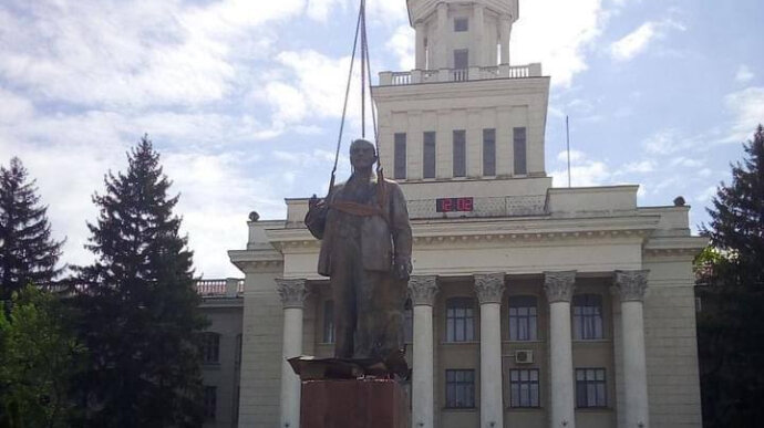 نصب مجسمه لنین در یکی از میدانهای شهر خرسون اوکراین + تصاویر