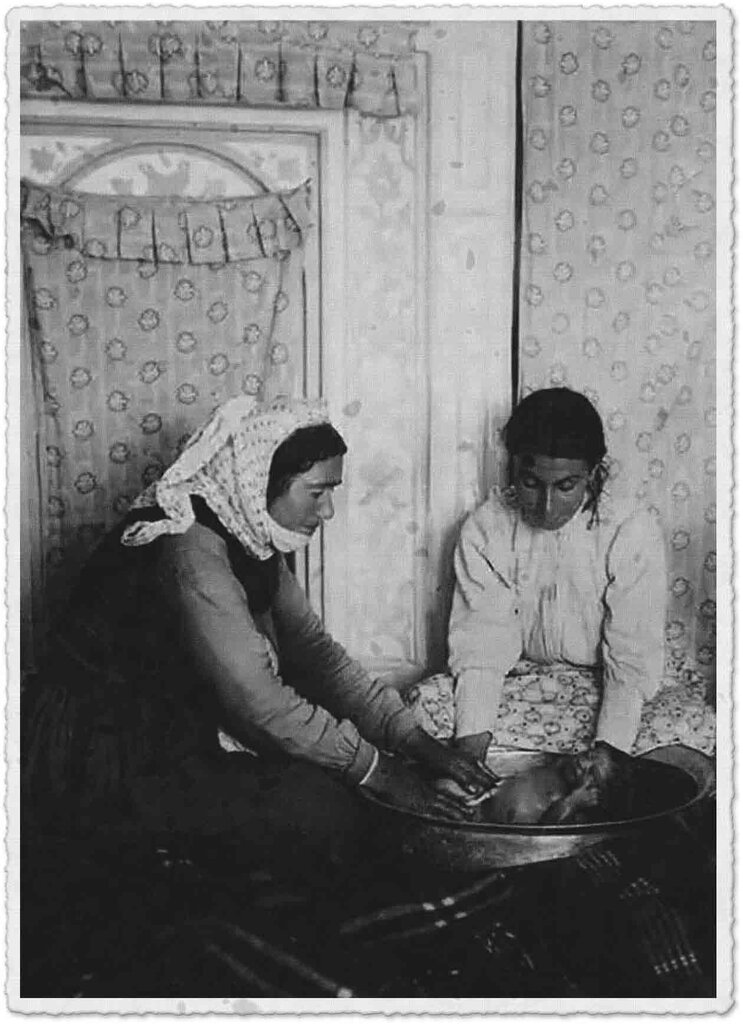 آشنایی با نحوه تاسیس نخستین مدرسه مامایی در ایران | چرا قابلهها کمر زن باردار را قفل و طلسم میبستند؟