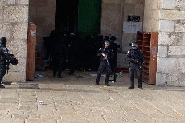 تصاویر تعرض به مسجدالاقصی و ضرب و شتم زنان | فراخوان صهیونیستهای تندرو؛ حماس: بازی با آتش است