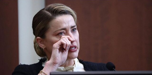 ببینید | واکنش وحشتزده امبر هرد در لحظه نزدیک شدن جانی دپ به او