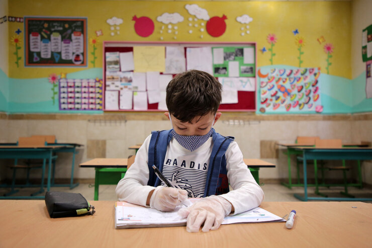 فرزندمان را در کدام مدرسه ثبتنام کنیم؛ دولتی یا غیرانتفاعی | تربیت گلخانهای در غیرانتفاعیها؛ دولتیها واقعا بد هستند؟ مدرسه