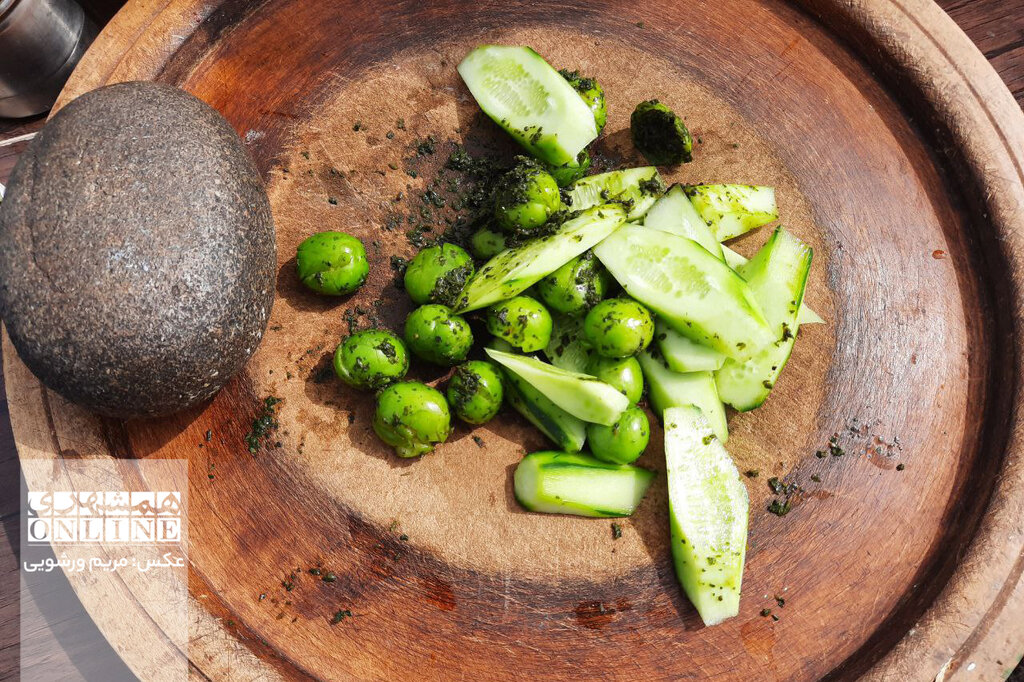 شمالیها گوجه سبز را چگونه مصرف میکنند؟ | طرز تهیه نمک سبز یا دلار + ویدئو