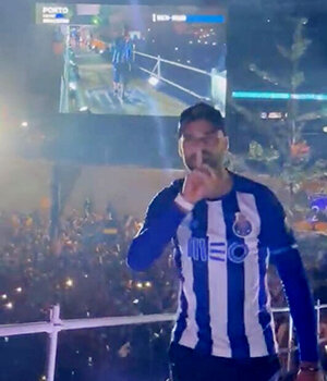 عکس | شادی جنجالی ستاره ایرانی در جشن قهرمانی پورتو | طارمی با پیراهن خاص دوباره سوژه شد!