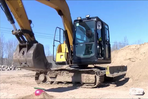 ببینید | روش خندهدار راننده بیل مکانیکی راهداری گیلان برای رفع آبگرفتگی بیل مکانیکی