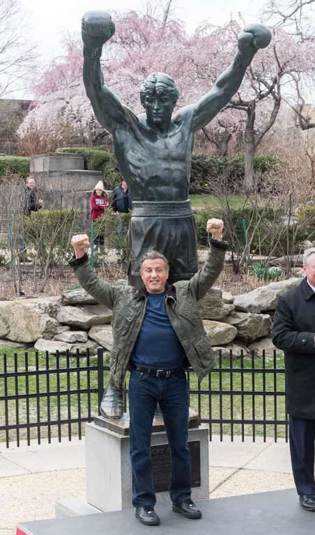 سیلوستر استالونه
این بازیگر در 6 آوریل 2018 در فیلادلفیا، پنسیلوانیا در مقابل مجسمه راکی ژست گرفته است.