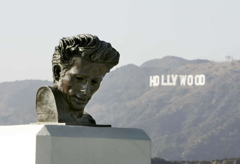 جیمز دین
مجسمه این بازیگر نمادین در رصدخانه گریفیث در لس‌آنجلس، کالیفرنیا قرار دارد.