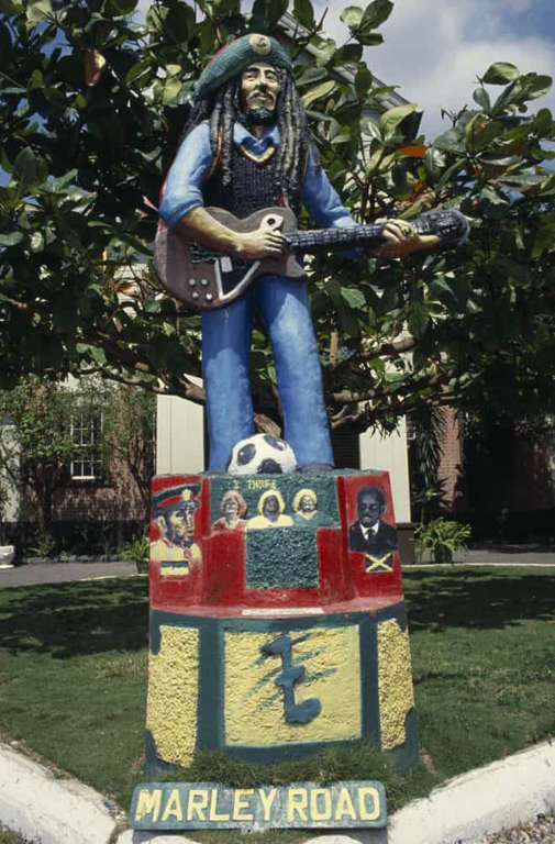 باب مارلی
اگر از موزه باب مارلی در کینگستون جامائیکا بازدید کنید، این مجسمه را با یک گیتار و توپ فوتبال (که دوست داشت بازی کند) خواهید دید.