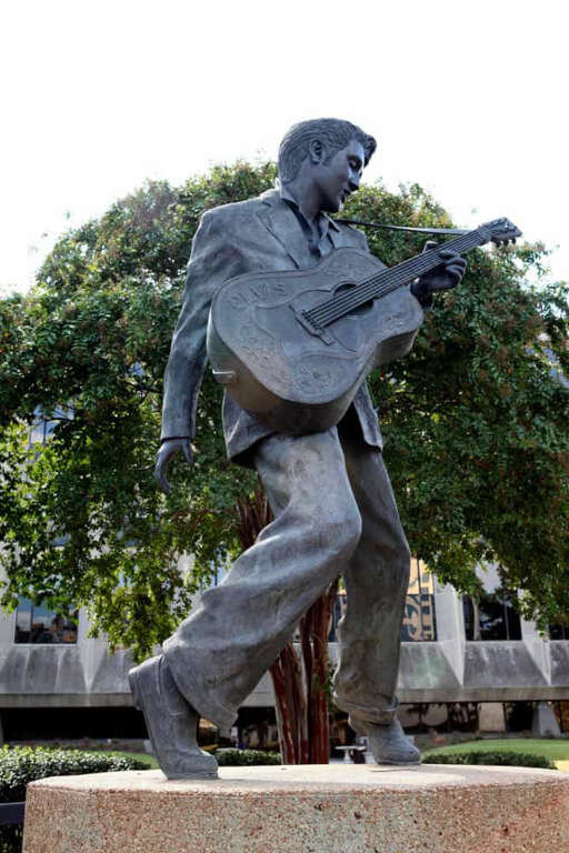 الویس پریسلی
مجسمه این خواننده، موسیقی‌دان و بازیگر آمریکایی در خیابان بیل در ممفیس، تنسی قرار دارد.