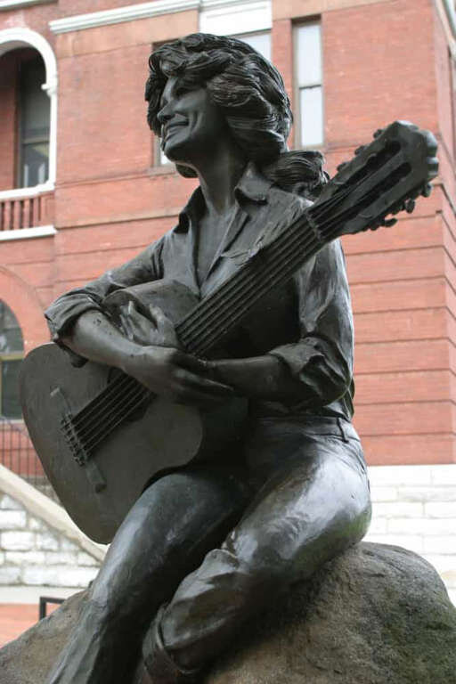 دالی پارتون
این مجسمه که ستاره موسیقی کانتری را به تصویر می‌کشد در زمین چمن دادگاه شهرستان سویر در سویرویل، تنسی قرار دارد.