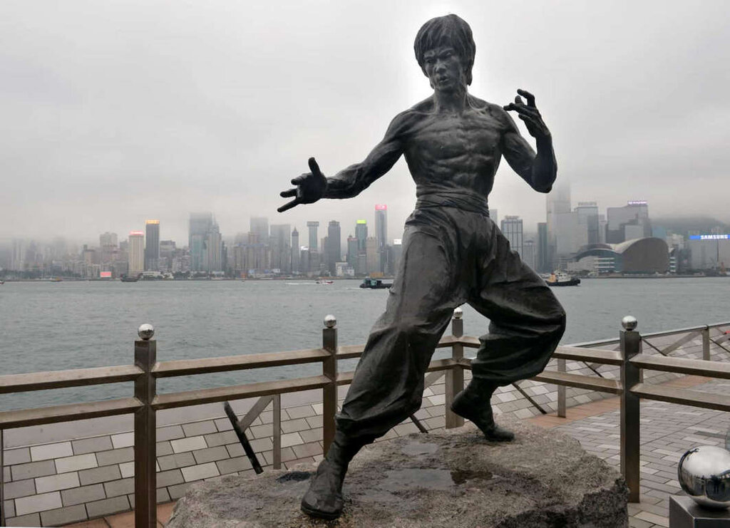 بروس لی
این مجسمه از هنرمند رزمی‌کار مجسمه‌ساز کائو چونگ ان را می‌توان در هنگ‌کنگ پیدا کرد.