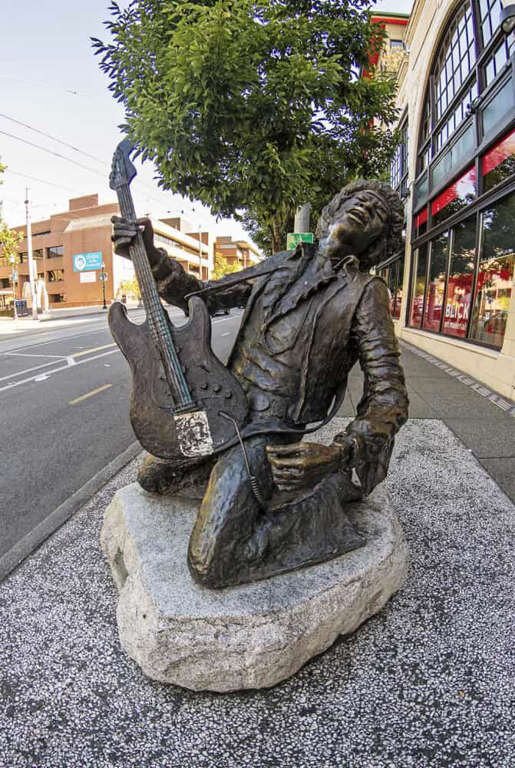 جیمی هندریکس
این مجسمه برای ادای احترام به گیتاریست افسانه‌ای در زادگاه او سیاتل نصب شده است.