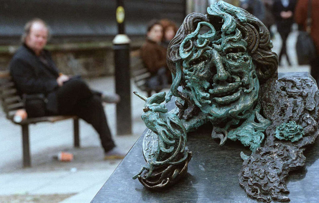 اسکار وایلد
مجسمه یادبود اسکار وایلد در قلب منطقه تئاتر لندن پیدا شده است.
