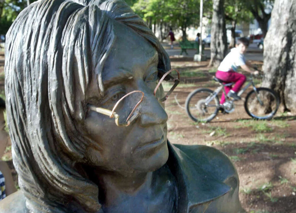 جان لنون
مجسمه‌ای در اندازه واقعی از بیتل فقید که در هاوانا، کوبا پیدا شد.