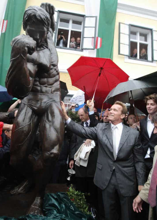 آرنولد شوارتزنگر
آرنی از مجسمه خود با ژست بدنسازی در تال اتریش رونمایی کرد. خانه دوران کودکی شوارتزنگر اکنون به موزه تبدیل شده است.