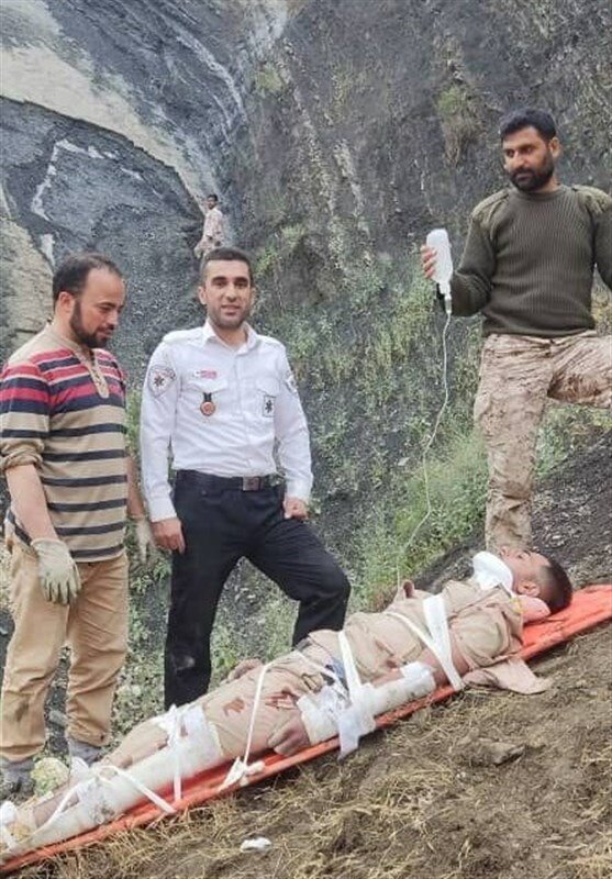 عکس | حادثه‌ تلخ برای سرباز مرزبانی کرمانشاه | واکنش نیروهای مسلح در شرایط بد جوی