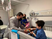  اهدای اسباب‌بازی‌ به کودکان بستری در بیمارستان آیت‌الله‌کاشانی | یک‌ روز متفاوت برای بچه‌های بیمار