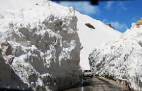 تصاویر شگفت‌انگیز از برف بهاری در یکی از زیباترین مناطق کشور | اینجا ارتفاع برف ۱۰ متر است
