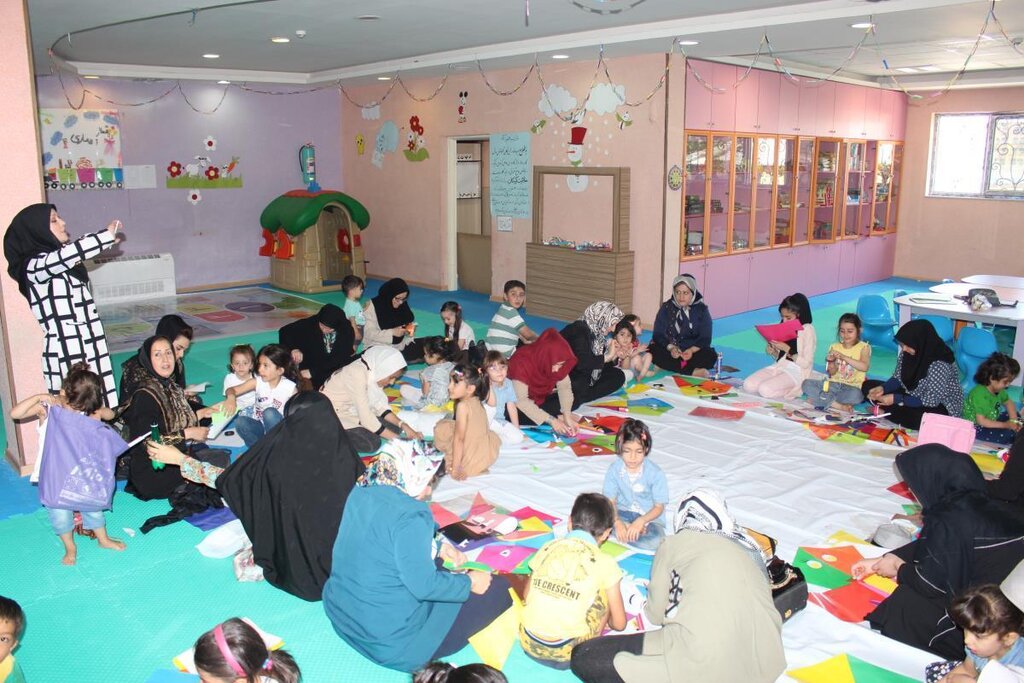 مهارتآموزی به کودکان در کنار مادران | تجربه آردپاشی و سرسره رنگی در مجیدیه