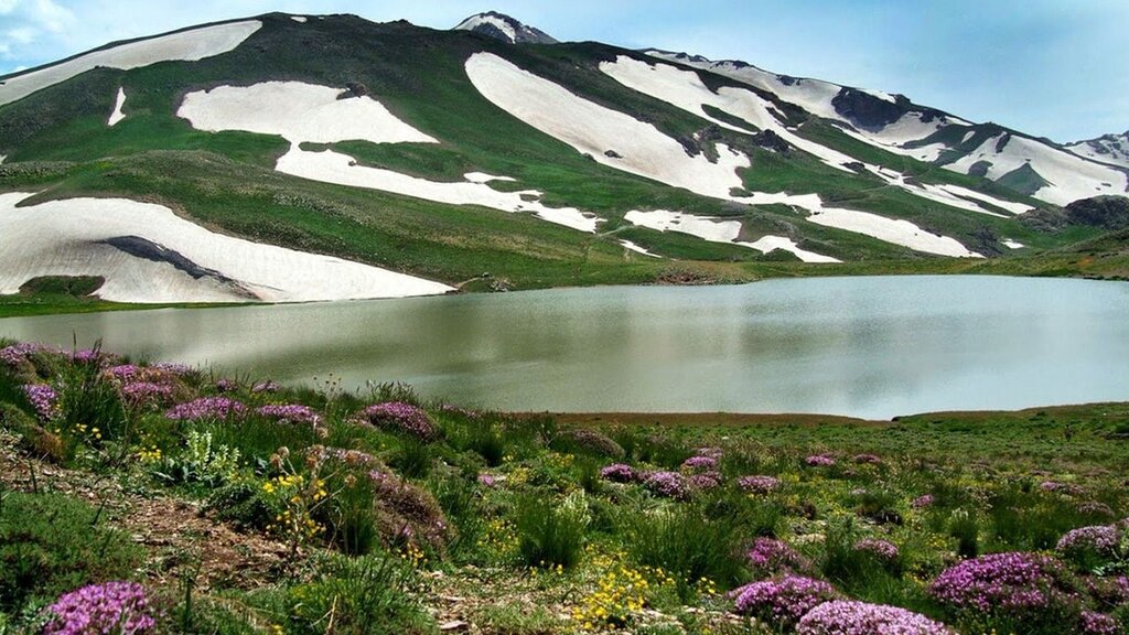 در این نقطه از ایران هنوز ارتفاع برف ۱۰ متر است | تصاویری شگفت‌انگیز از برف بهاری در یکی از زیباترین مناطق کشور!