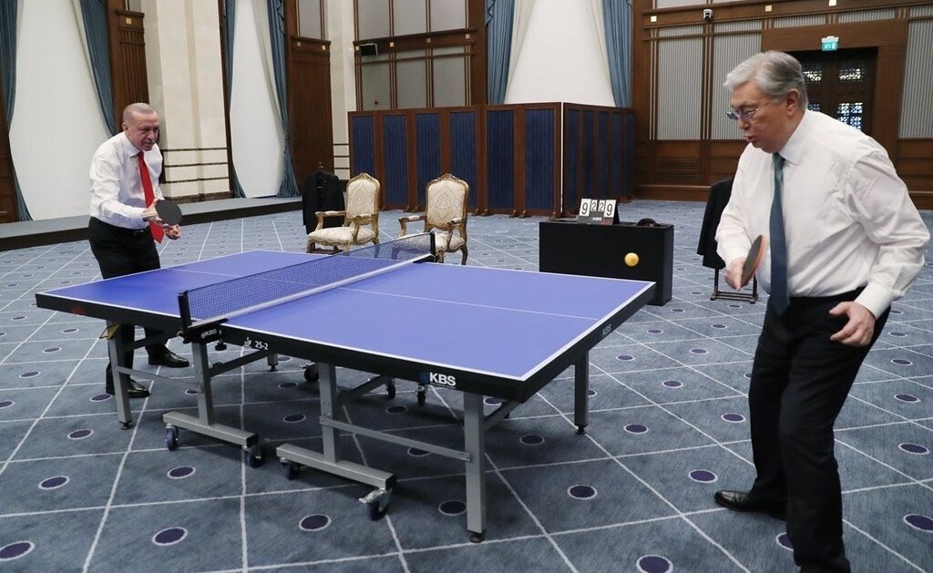 تصاویر پینگ‌پنگ بازی کردن دو رئیس جمهوری |  اردوغان با رئیس جمهور قزاقستان 