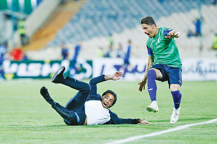 یکی از خاصترین عکسهای فصل فوتبال ایران | شادی عجیب فرهاد مجیدی سوژه شد!