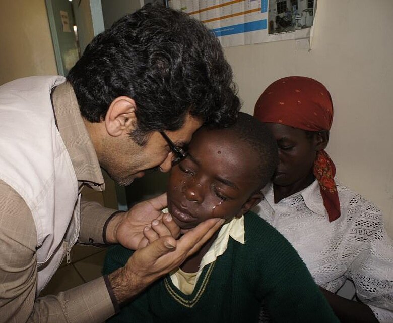دیدار با پزشک ایرانی که مدال «فلورانس نایتینگل» را از صلیب سرخ جهانی دریافت کرد | این پزشک ۱۲ سال در آفریقا چه می‌کرد؟