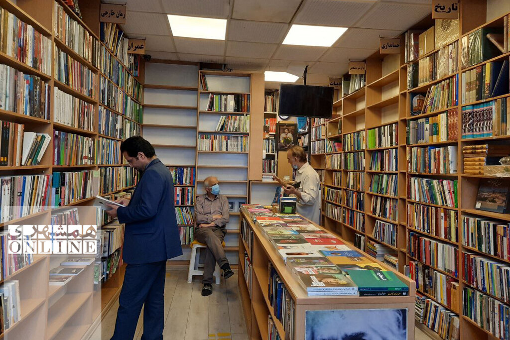  کتابفروشی‌های سنتی با فروش الکترونیکی کتاب میانه ای‌ ندارند | کاهش تیراژ کتاب به شکل کاغذی به معنای پایین آمدن میزان مطالعه است؟ 