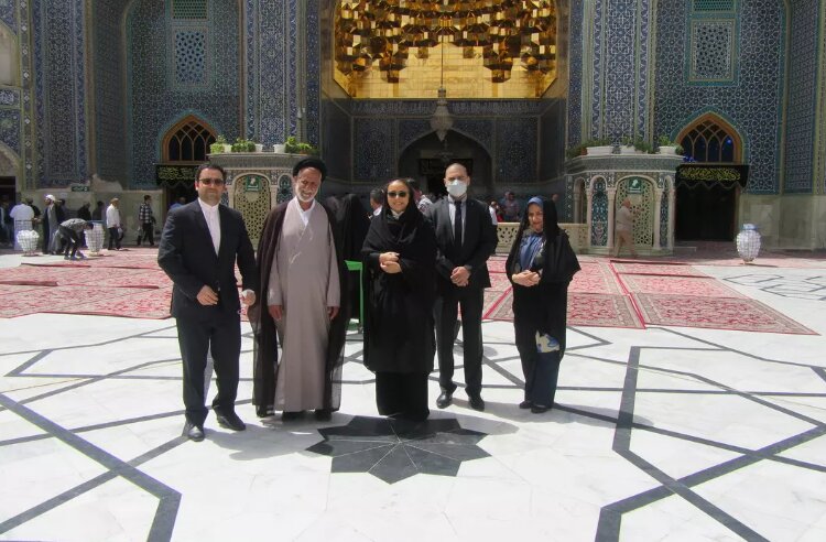 تصاویر خانم سفیر در حرم مطهر حضرت معصومه(س) | تقدیم هدیه ویژه به میرلا کارمن گرکو