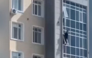 ویدئوی پربازدید مرد فداکار | ماجرای نجات کودکی که از پنجره طبقه هشتم آویزان بود