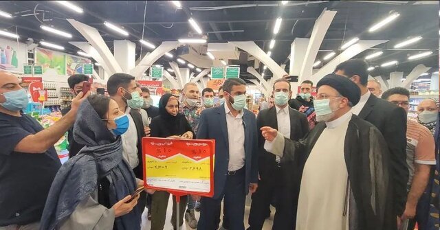 تصویر حضور رئیس‌جمهور در یکی از مراکز اصلی توزیع مرغ | رئیسی به میدان بهمن هم رفت
