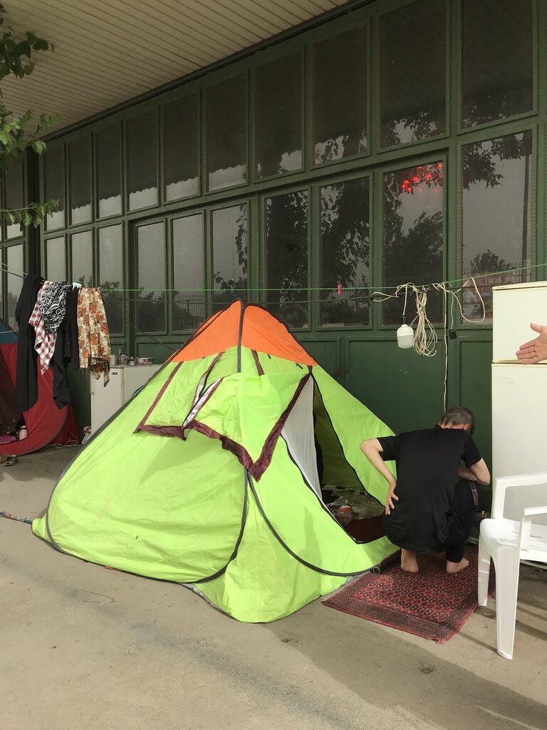 روایت تکاندهنده ۱۵ روز پارکخوابی دو خانواده مستاجر | یاری دلگرمکننده بچهمحلهای هیئتی