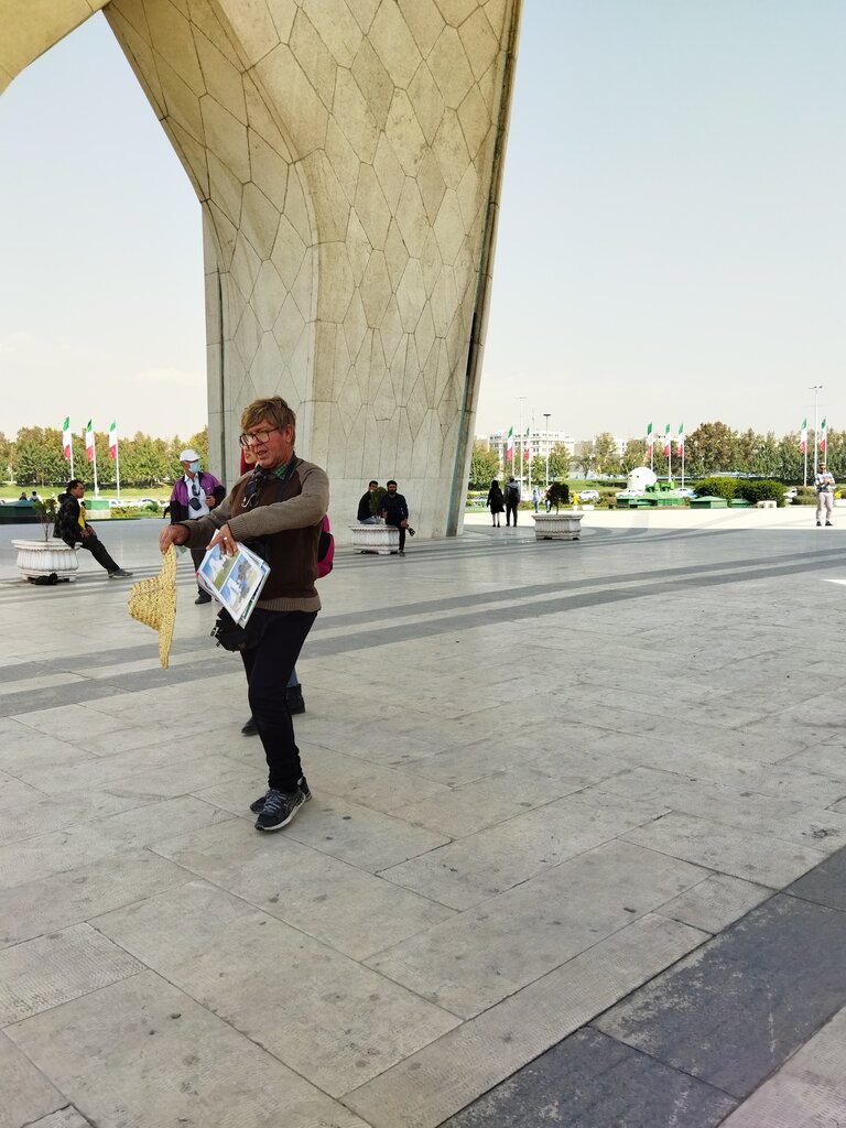 عکاسان قدیمی برج آزادی، را دریباید! | اینجا، عکاسی، «هویت» است