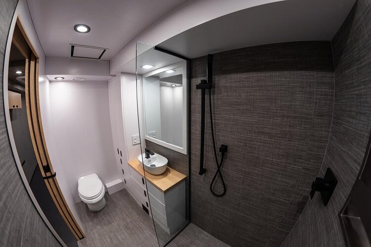 این اتوبوس یک هتل ۵ ستاره است | تصاویری از یک اقامتگاه لوکس سیار