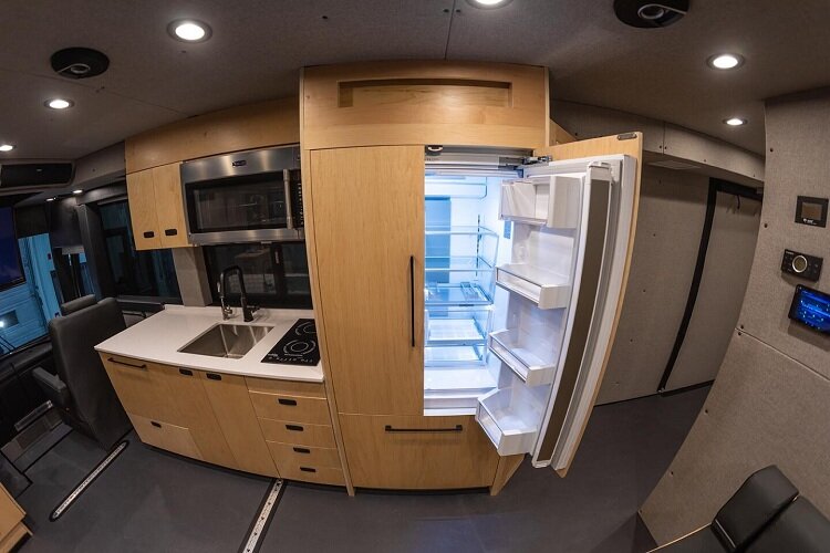 این اتوبوس یک هتل ۵ ستاره است | تصاویری از یک اقامتگاه لوکس سیار