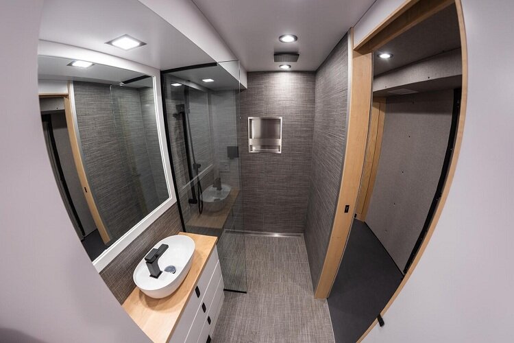 این اتوبوس یک هتل ۵ ستاره است | تصاویری از یک اقامتگاه لوکس سیار