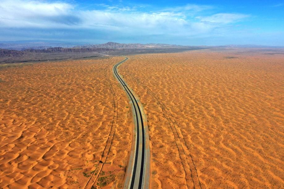 معما در بیابان؛ پیدا شدن یک شیء عجیب داغ! + عکس بزرگراه بیابانی