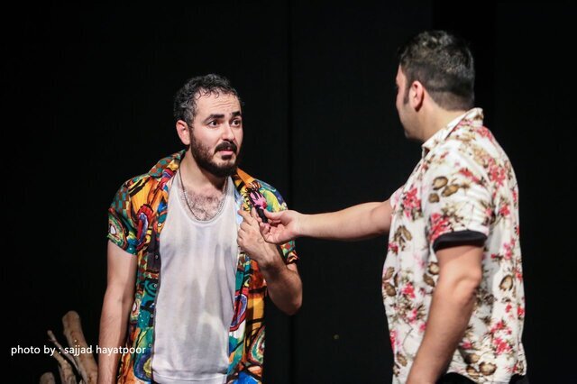 توقیف یک نمایش در قم | رنگ چتر یا حجاب تماشاگران؟!