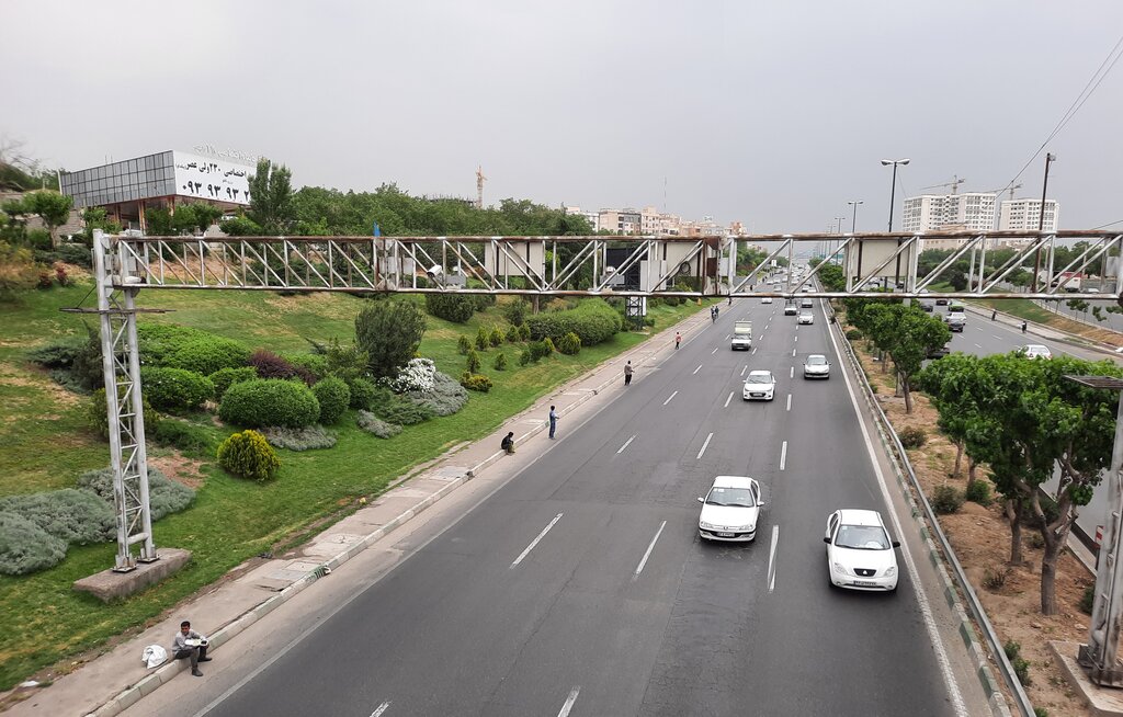 خرید نوبرانه با چاشنی تصادف | کمفروشی و گران فروشی توت در حاشیه بزرگراه