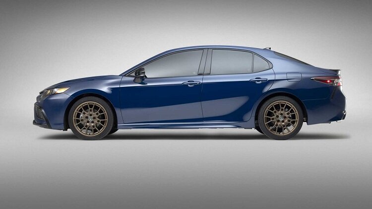 تصاویری از تویوتا کمری مدل ۲۰۲۳ | وحشیتر با انتخاب بین موتورهای ۴ و ۶ سیلندر