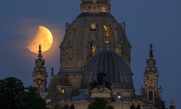 تصاویر خیرهکننده از ماهگرفتگی خونین | شبی که ماه قرمز شد