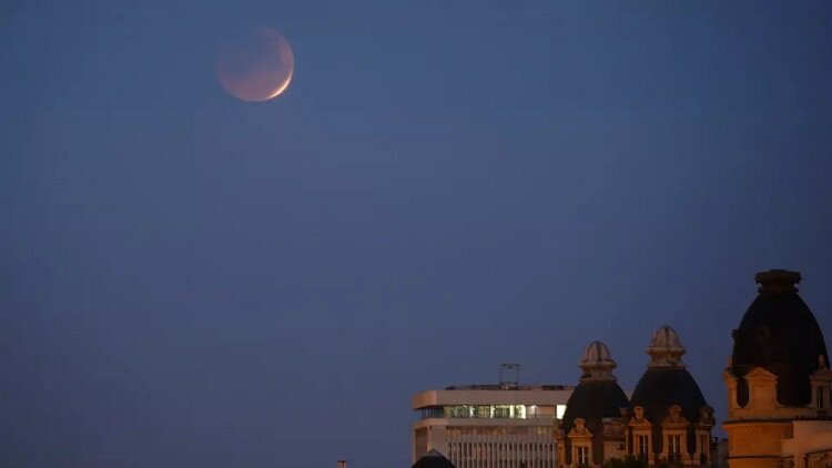 تصاویر خیره‌کننده از ماه‌گرفتگی خونین | شبی که ماه قرمز شد