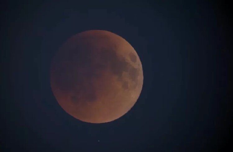 تصاویر خیرهکننده از ماهگرفتگی خونین | شبی که ماه قرمز شد