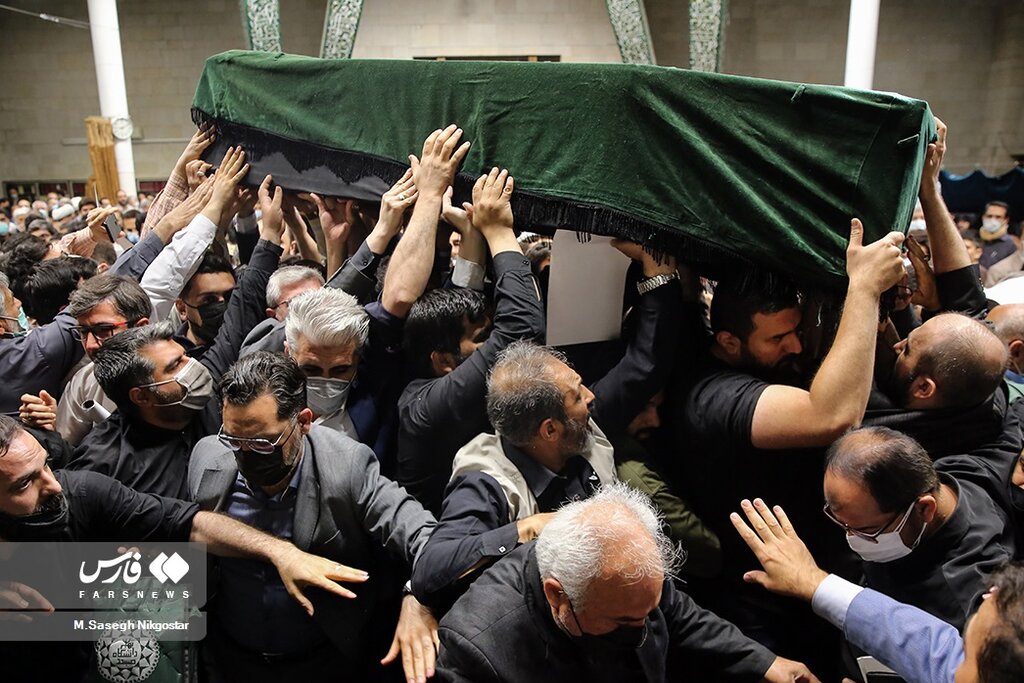 تصاویر | تهرانیها آیتالله فاطمی نیا را «حسین گویان» بدرقه کردند | چهرههایی که به تشییع پیکر استاد اخلاق آمدند