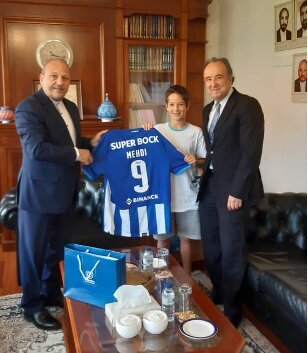 عکس | خوشحالی نوجوان پرتغالی و پدربزرگش در سفارت ایران | هدیه خاص طارمی دریافت شد!