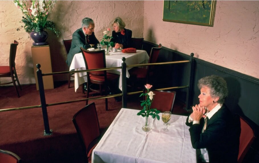 تصاویر | ۳۰ سال تنهایی غذا خوردن در رستورانهای شیک و بوفههای ارزان شهر | عکاس نیویورکی رازهای تنهایی را برملا میکند